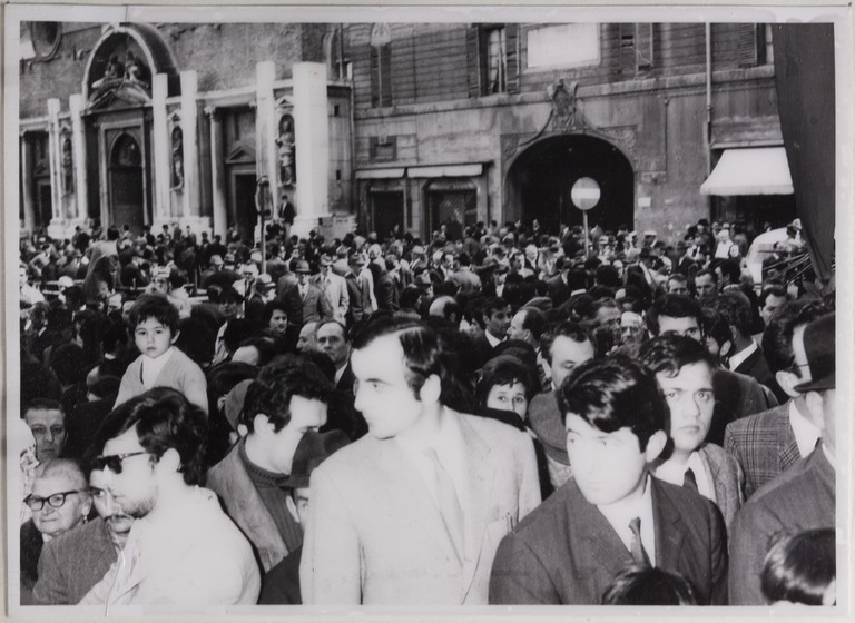 Gattatico-Reggio Emilia, 27-30 marzo 1970, Funerali di Alcide Cervi, folla di persone in Piazza Prampolini in attesa di entrare nella camera ardente ad omaggiare la salma di Papà Cervi